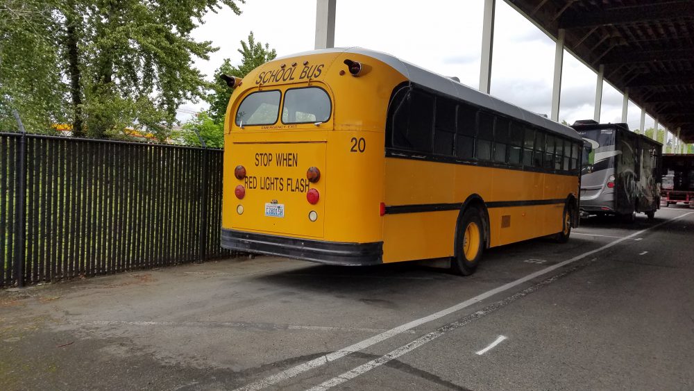 Старенький американский школьный автобус сзади