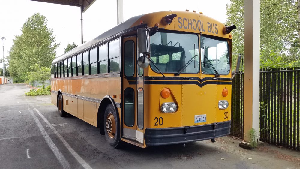 Старый американский школьный автобус спереди