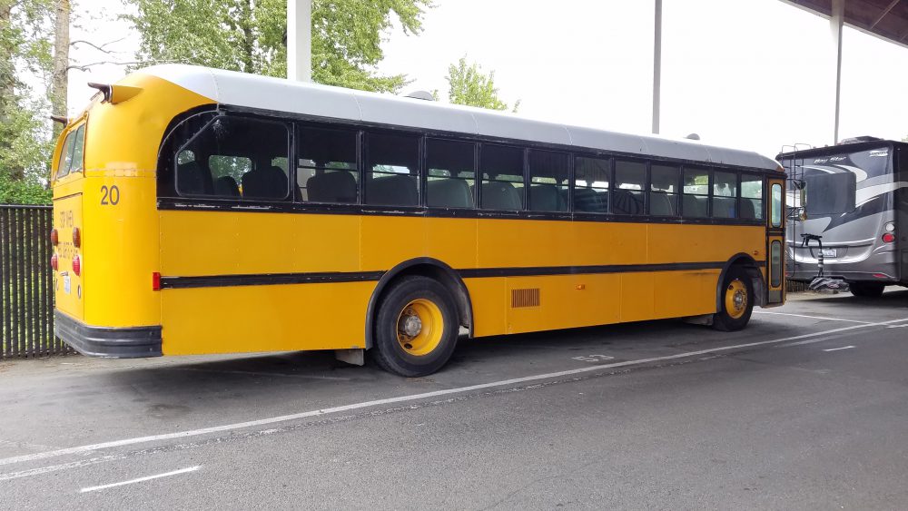 Старенький американский школьный автобус сбоку