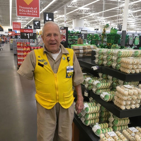 Однорукий сотрудник Walmart работает даже в свои 84 года