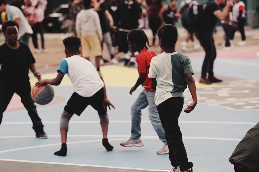 Дети играют в баскетбол, США