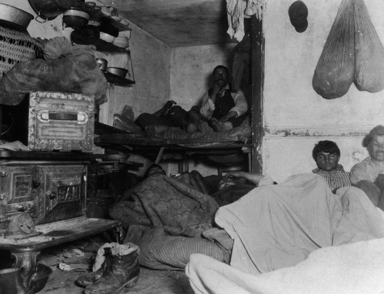 Жильцы в переполненном убогом многоквартирном доме, который можно было арендовать за пять центов в сутки. Двенадцать мужчин и женщин спят в комнате длиной менее 4 метров, 1890 год