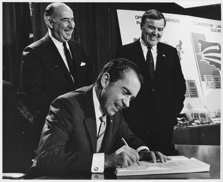 Ричард Никсон подписывает указ об учреждении Управления по борьбе с наркотиками в 1973 году