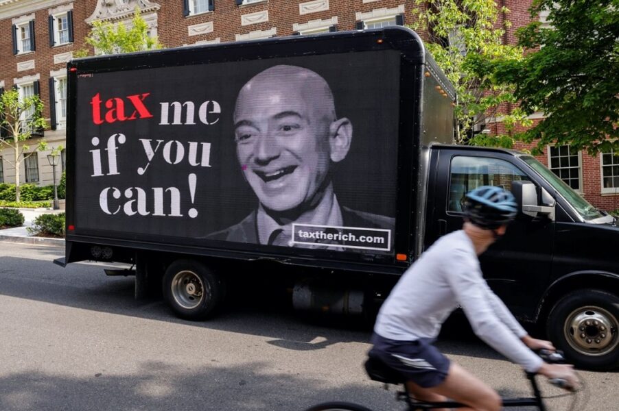 Акция организации «Patriotic Millionaires», во время которой у дома миллиардера Джеффа Безоса проехал грузовик с надписью «Заставьте платить налоги, если можете». 17 мая 2021 года