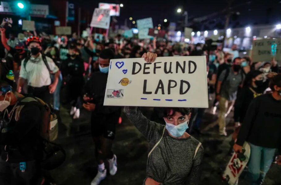 Демонстрация в поддержку урезания финансирования полиции Лос-Анджелеса