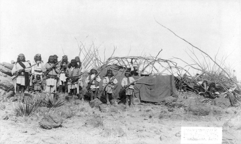 Вооружённый отряд знаменитого вождя Джеронимо в 1886 году во время последней войны с индейцами